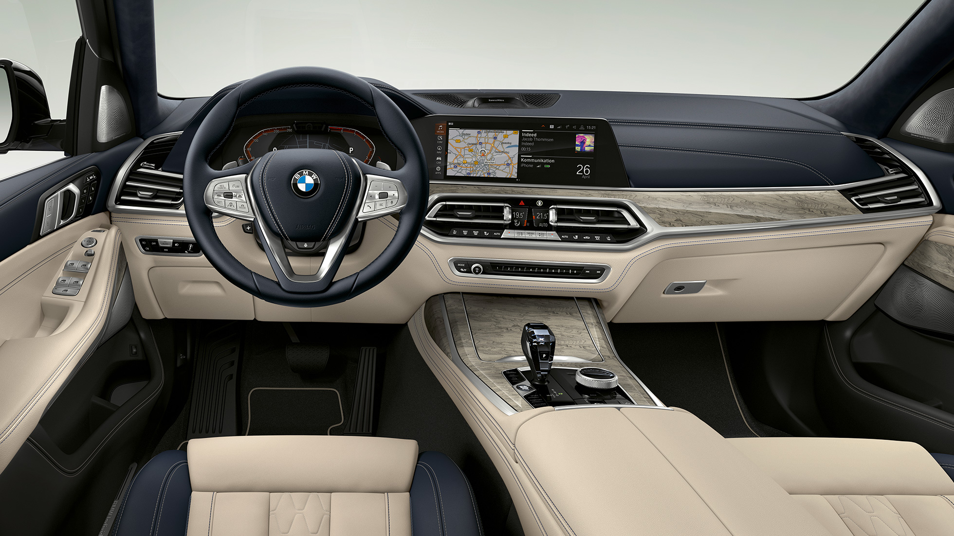 BMW X7, Design Pure Excellence -varustellun auton ohjaamo Lähikuva Design Pure Excellence -varustellun BMW X7:n sisätilasta kuljettajan puolelta