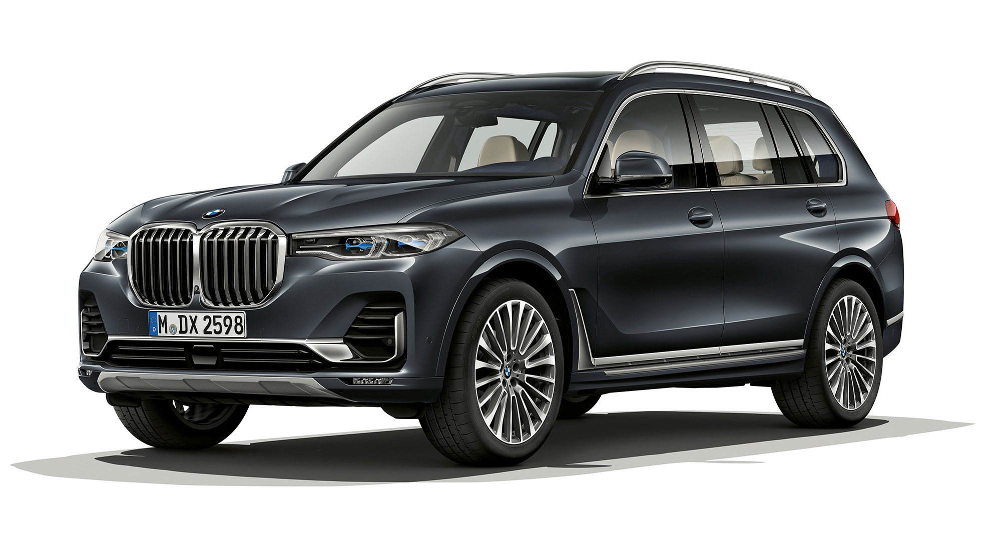 BMW X7 Design Pure Excellence Kolmeneljäsosa-studiokuvassa Design Pure Excellence -varusteltu BMW X7 edestäpäin