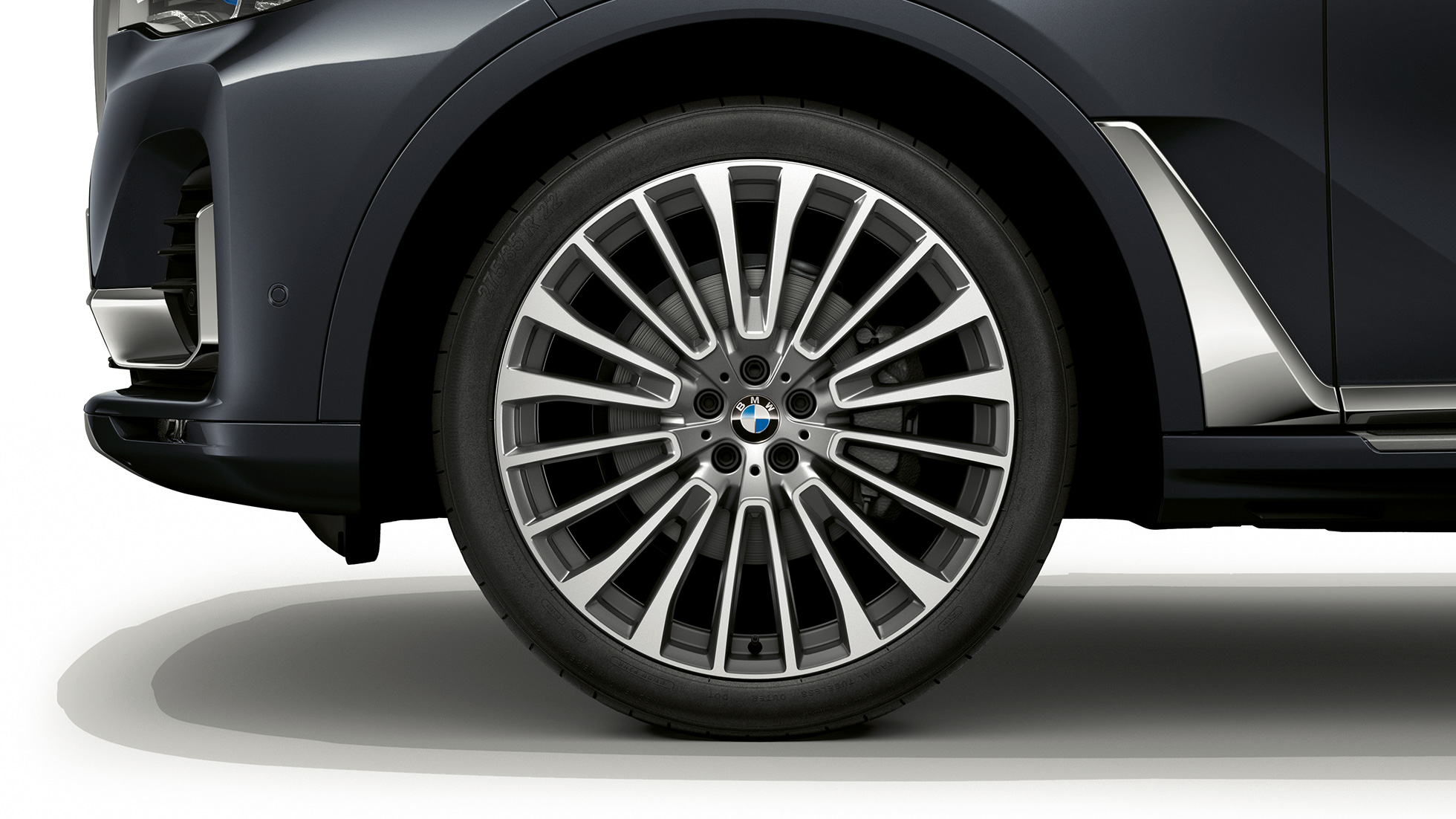 BMW X7, Design Pure Excellence -varustellun auton kevytmetallivanne Lähikuva Design Pure Excellence -varustellun BMW X7:n kevytmetallivanteesta