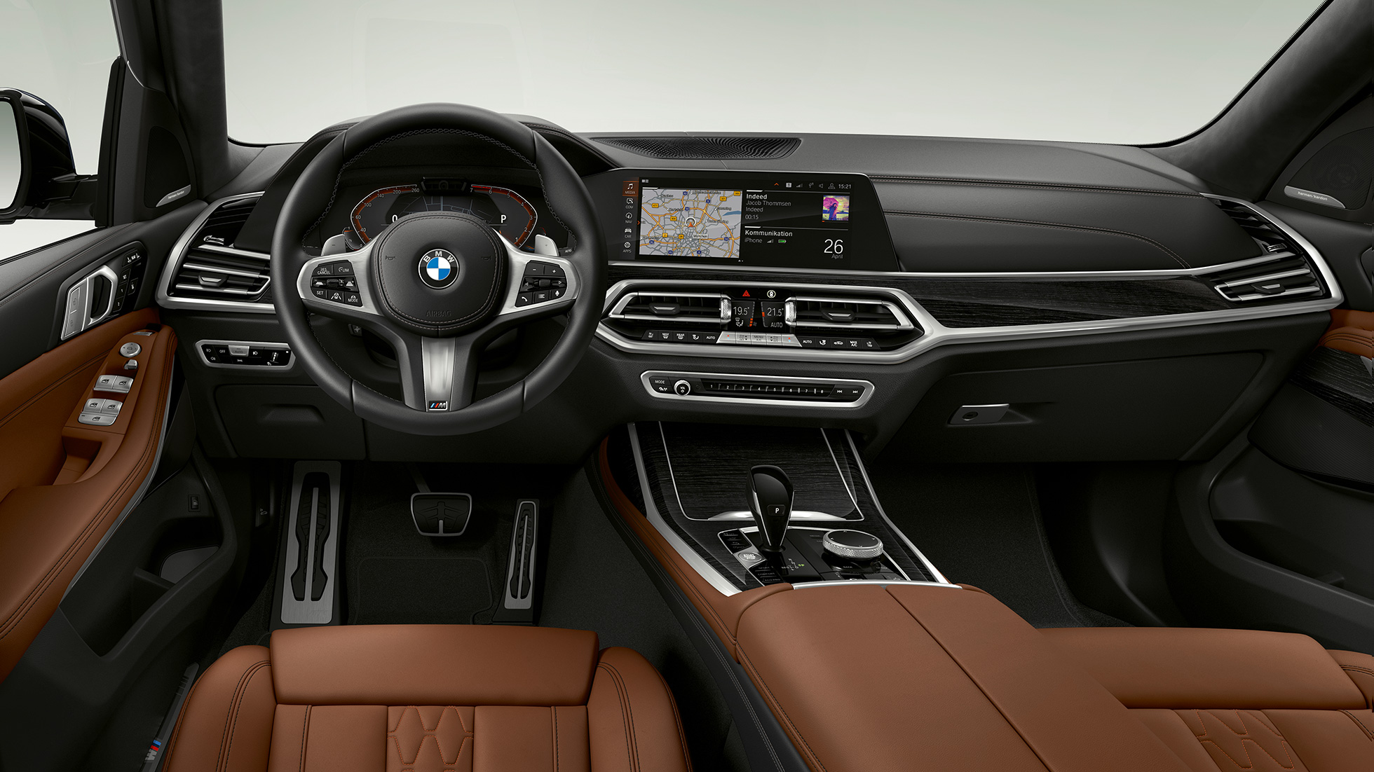 BMW X7, M Sport -paketilla varustellun auton ohjaamo Lähikuva M Sport -paketilla varustellun BMW X7:n sisätilasta kuljettajan puolelta
