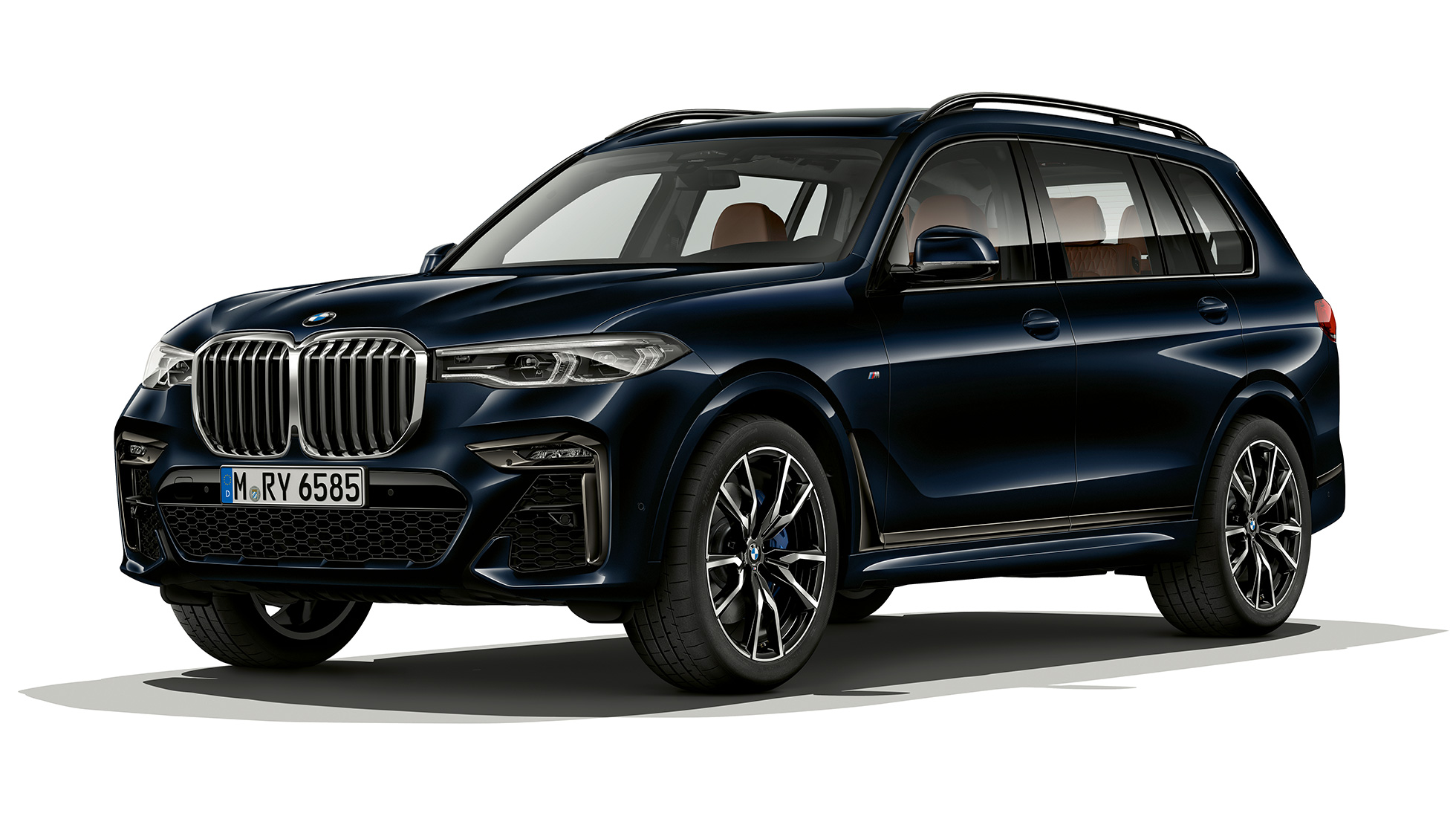BMW X7 jossa M Sport -paketti Kolmeneljäsosa-studiokuvassa edestäpäin BMW X7 jossa M Sport -paketti