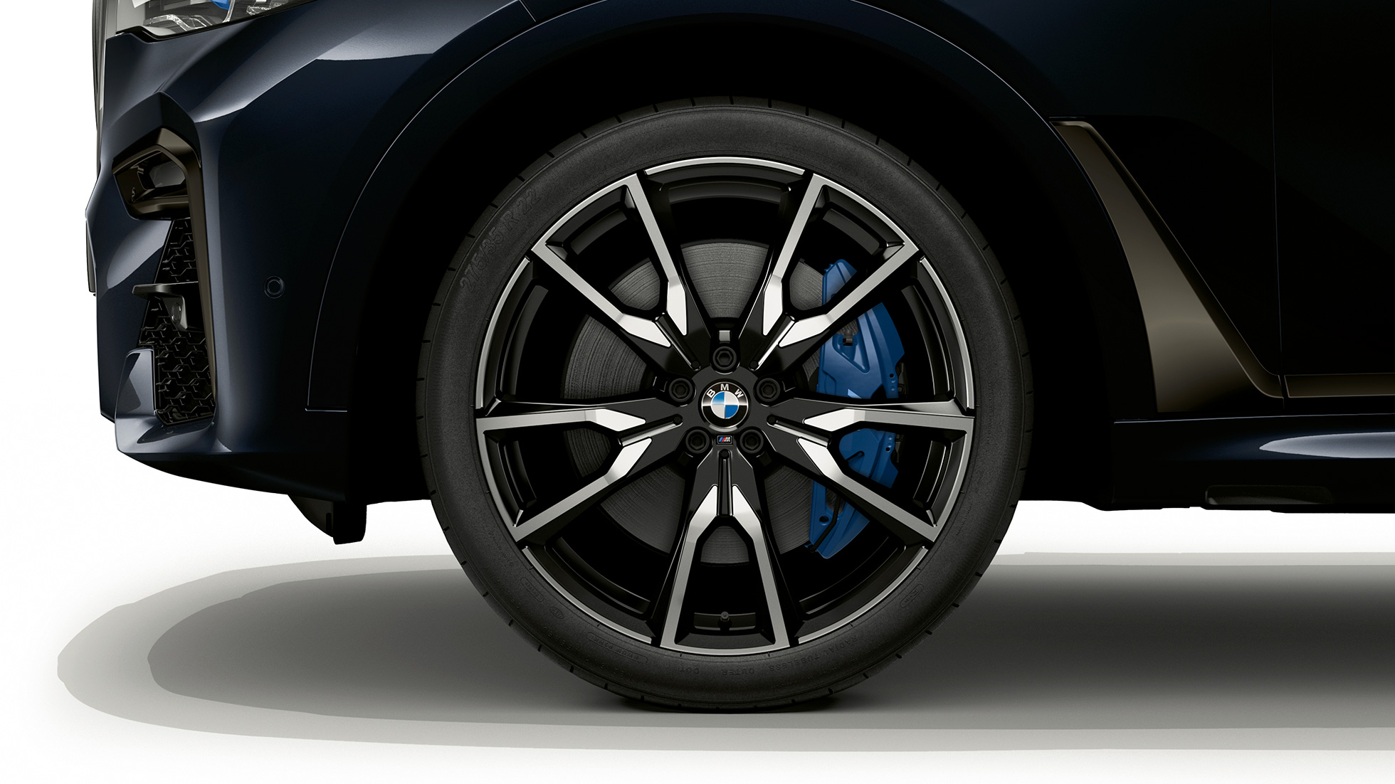 BMW X7, M Sport -paketilla varustellun auton kevytmetallivanne Lähikuva M Sport -paketilla varustellun BMW X7:n kevytmetallivanteesta