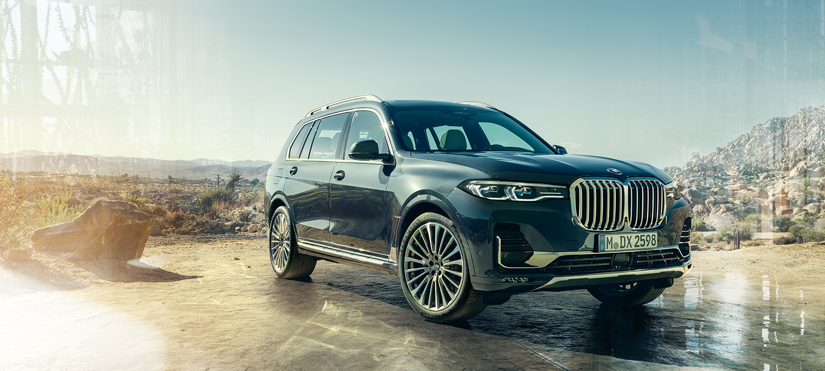 BMW X7, 3/4-näkymä edestä vasemmalta BMW X7, Arctic Grey, aavikon edessä, 3/4-näkymä edestä vasemmalta, G07 2019