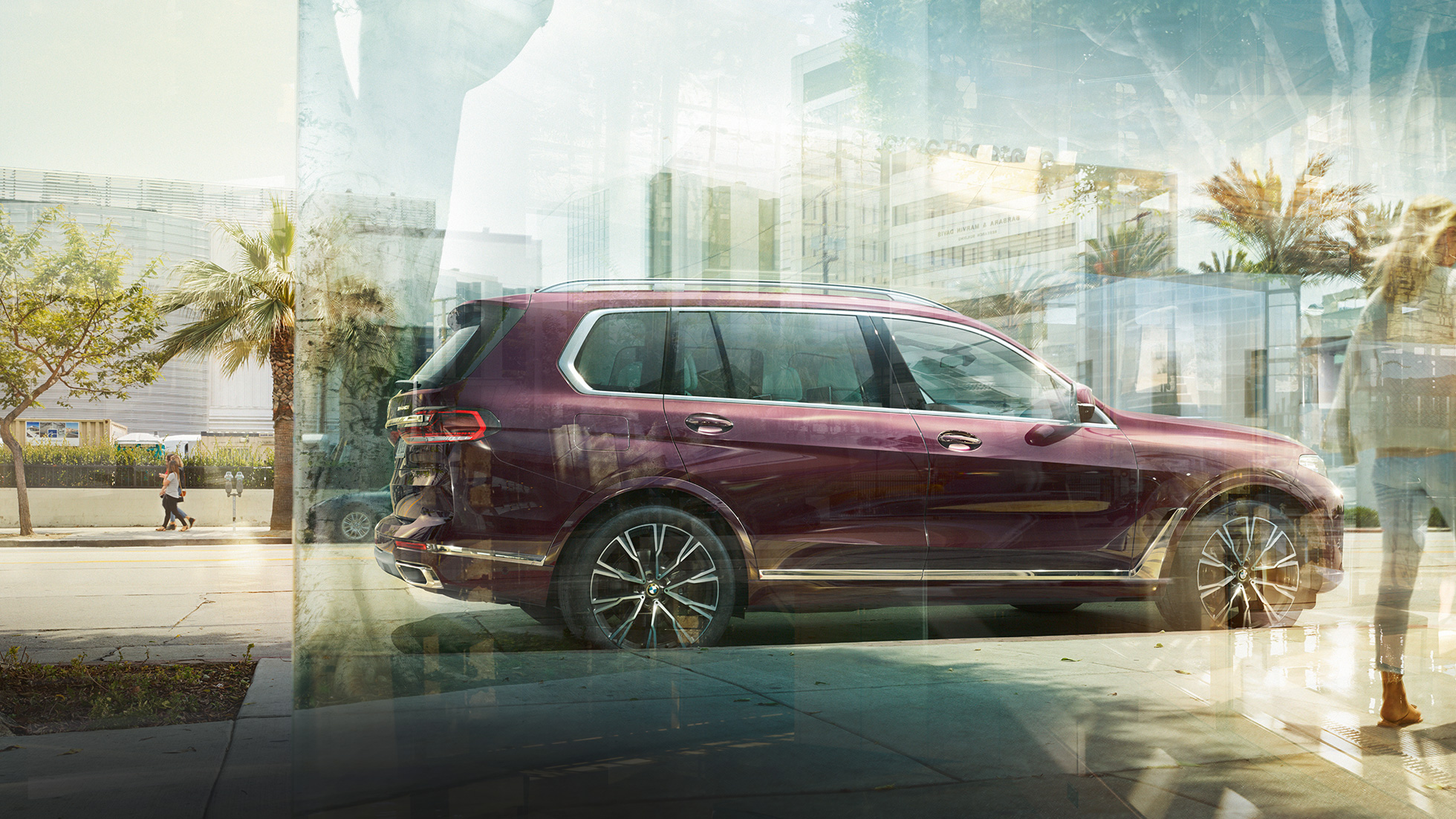 BMW Individual X7 40i xDrive, sivukuva Ametrin-metallivärinen BMW X7 paikallaan sivultapäin kuvattuna