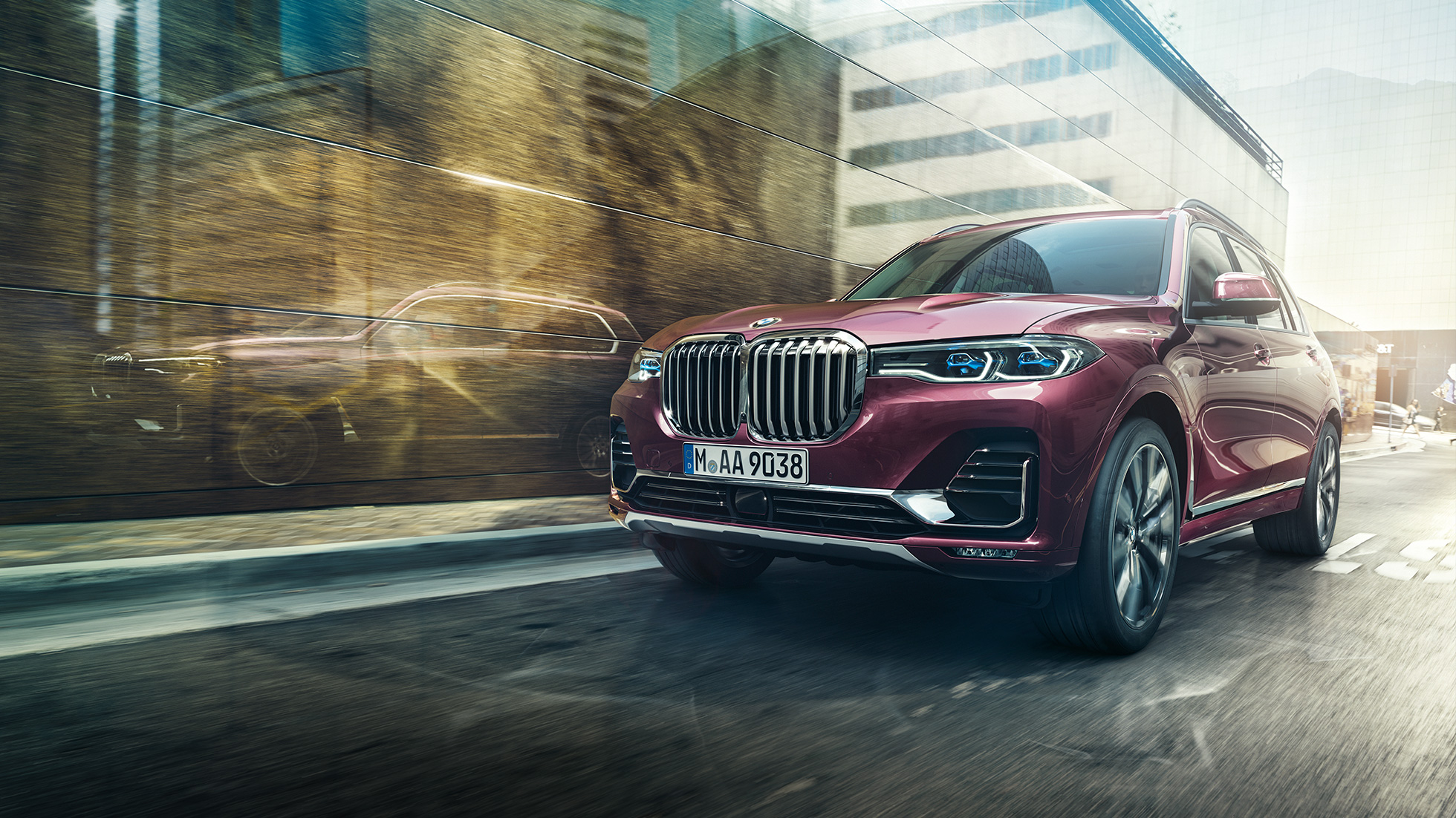 BMW Individual X7 40i xDrive, kolmeneljäsosakuva edestäpäin Kolmeneljäsosakuvassa Ametrin-metallivärinen liikkuva BMW X7 edestäpäin
