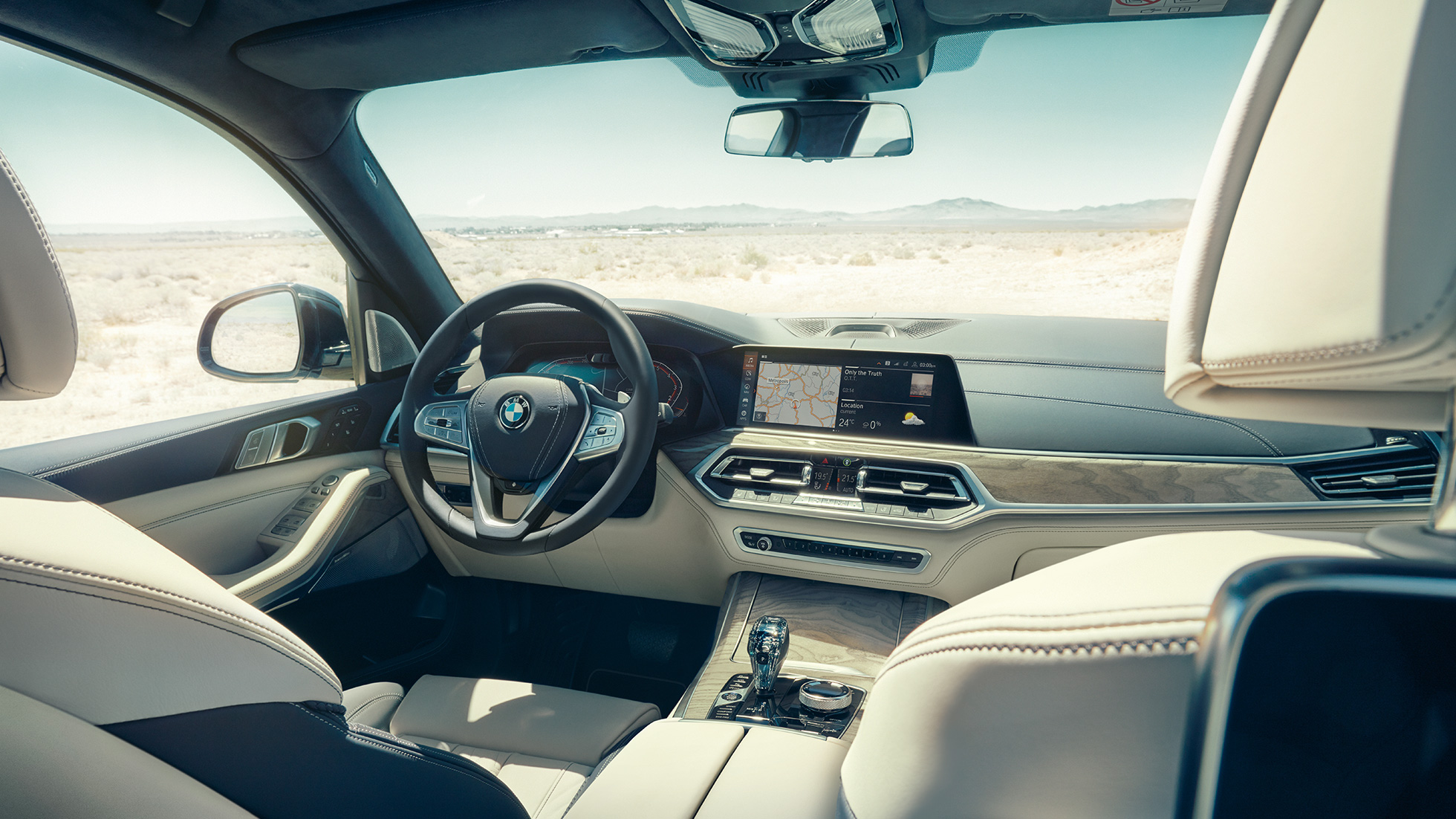 BMW Live Cockpit Professional BMW Live Cockpit Professional: kuva takaapäin ensimmäiselle istuinriville kohti ohjauspyörää ja mittaristoa