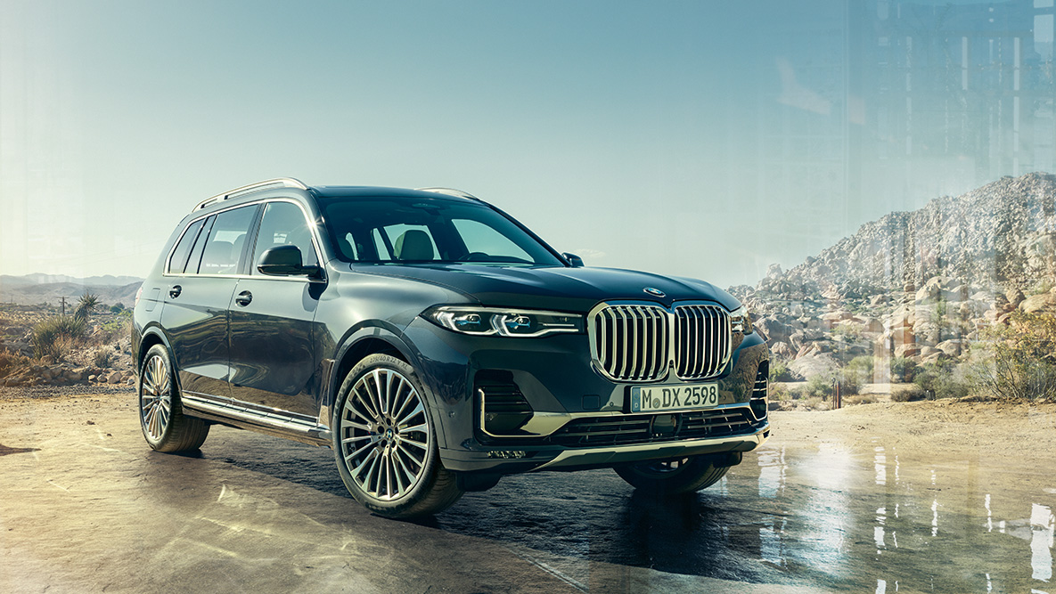 BMW X7:n ulkopuoli, kolmeneljäsosakuva edestäpäin BMW X7:n ulkopuoli: kolmeneljäsosakuva edestäpäin aavikkotaustaa vasten