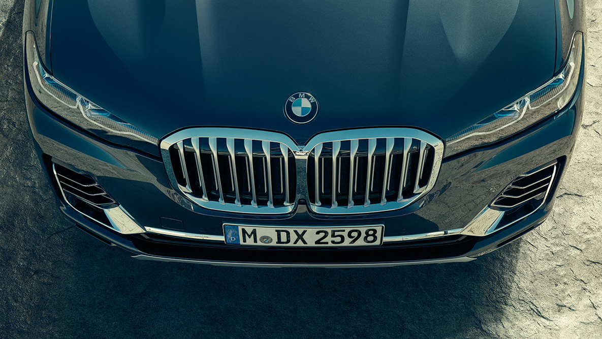 BMW X7:n jäähdyttimen BMW-säleikkö Jäähdyttimen BMW-säleikkö: BMW X7 edestäpäin lintuperspektiivistä