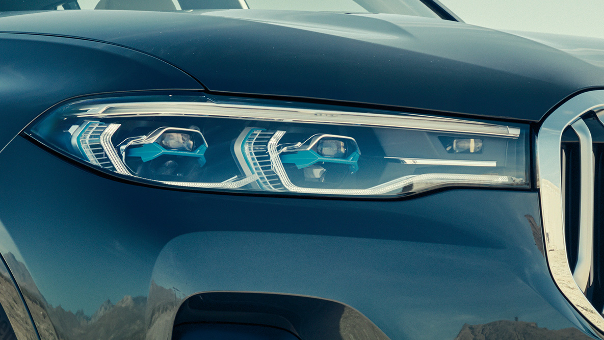 BMW-laserajovalot BMW-laserajovalot: kolmeneljäsosa-lähikuva BMW X7:n keulasta