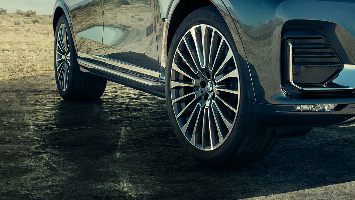 22'' kevytmetallivanteet 22'' kevytmetallivanteet: kolmeneljäsosakuvassa BMW X7 edestäpäin kohti pyöriä