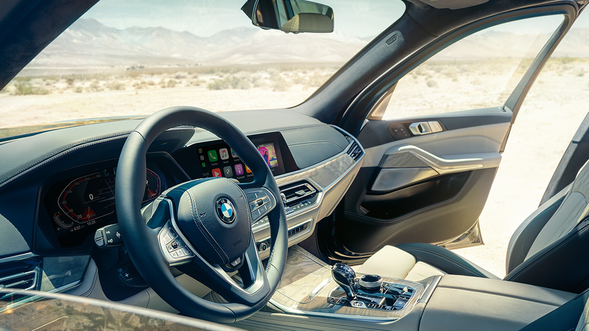 BMW X7:n sisätilat BMW X7:n sisätilat: kuva ulkopuolelta ensimmäiselle istuinriville kohti ohjauspyörää, mittaristoa ja nahkaverhoiltuja istuimia