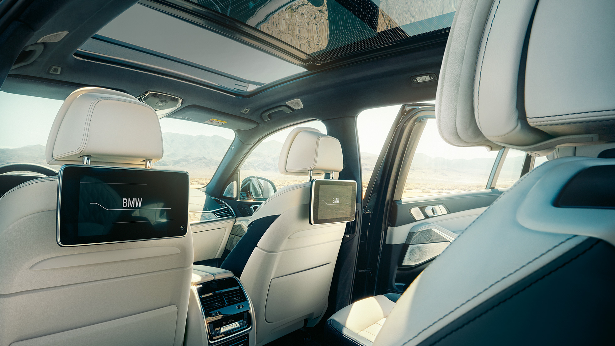 BMW X7:n sisätilat BMW X7:n sisätilat: näkymä kolmannelta istuinriviltä