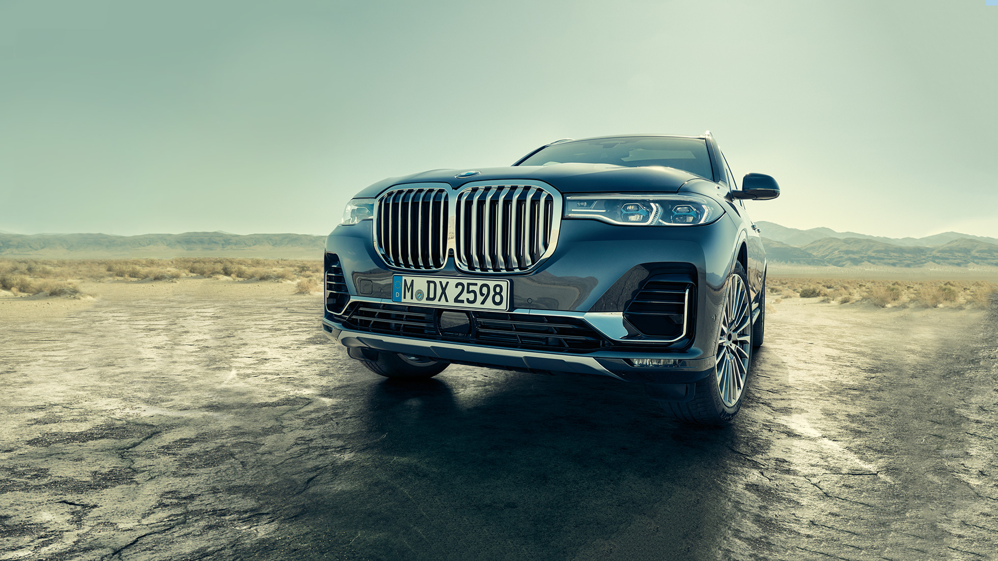 BMW X7:n ulkopuoli, kuva alaviistosta BMW X7:n ulkopuoli: kuva alaviistosta keulaan