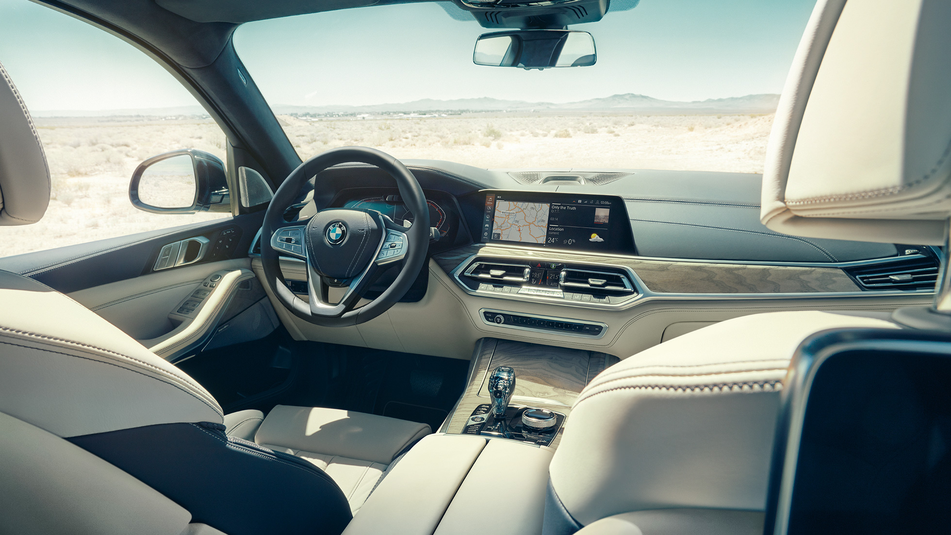 BMW X7:n ohjaamo BMW X7:n sisätila, ohjaamo, jossa urheiluohjauspyörä, G07 2019