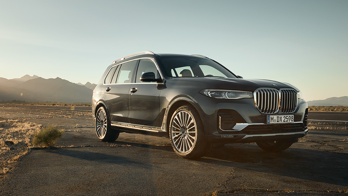 Executive Drive Pro Executive Drive Pro: BMW X7 kolmeneljäsosakuvassa edestäpäin, taustalla aavikko