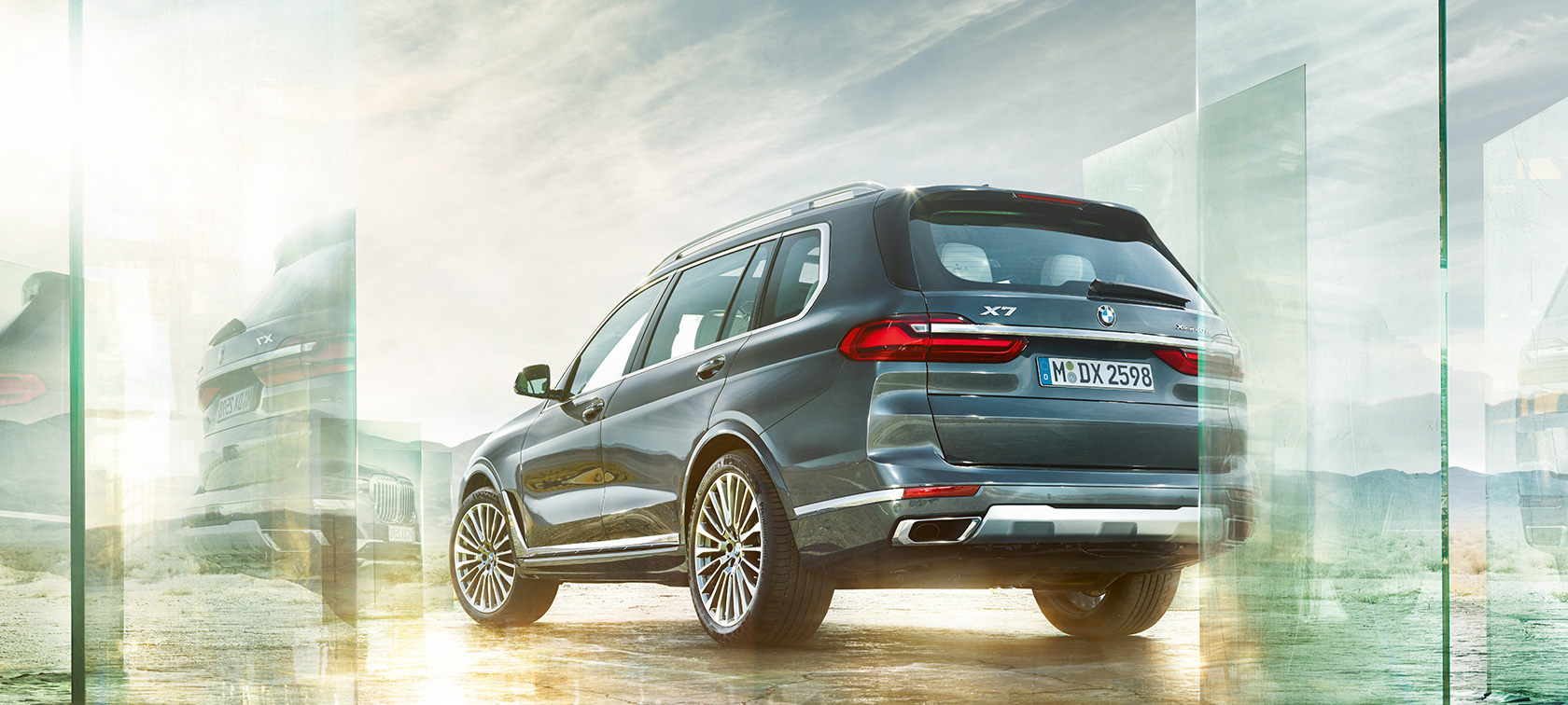 BMW X7, 3/4-näkymä takaa BMW X7, Arctic Grey, 3/4-näkymä takaa, taustalla aavikko, G07 2019