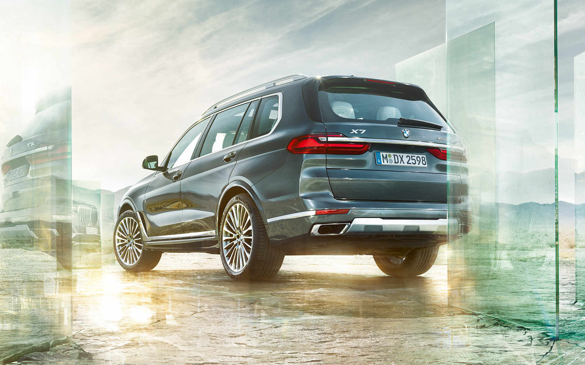 BMW X7 G07 2019, kolmen neljäsosan näkymä perästä sammakkoperspektiivistä BMW X7 G07 2019, kolmen neljäsosan näkymä perästä sammakkoperspektiivistä
