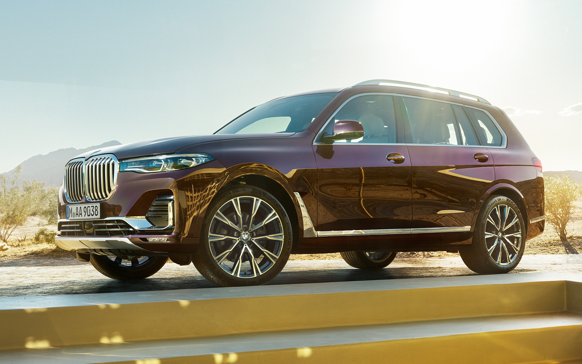 BMW X7 Individual xDrive40i G07 2018, metalliväri Ametrin, sivunäkymä auton ollessa pysähtyneenä aavikkomaiseman edessä BMW X7 Individual xDrive40i G07 2018, metalliväri Ametrin, sivunäkymä auton ollessa pysähtyneenä aavikkomaiseman edessä