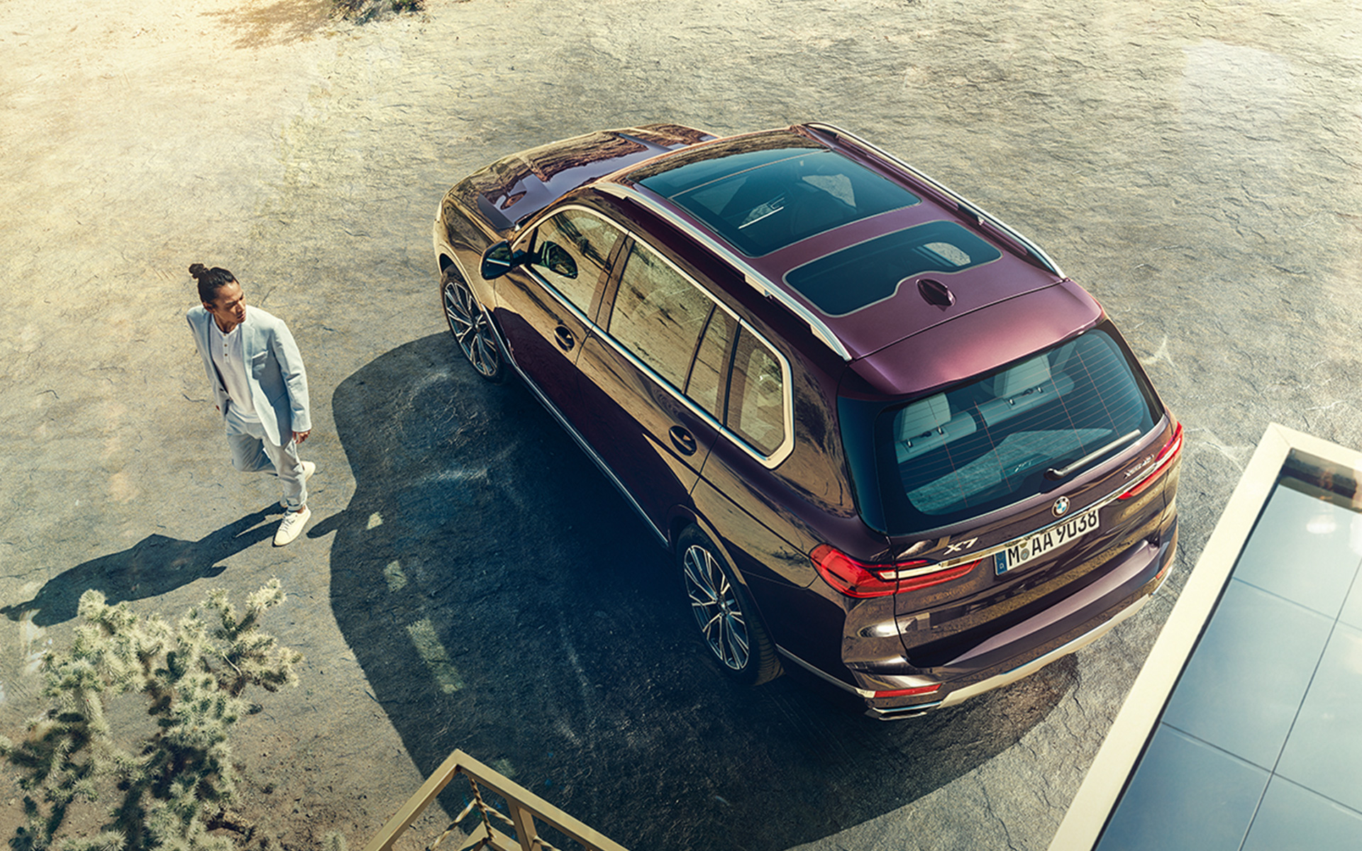BMW X7 Individual xDrive40i G07 2018, metalliväri Ametrin, lintuperspektiivi mallin kanssa BMW X7 Individual xDrive40i G07 2018, metalliväri Ametrin, lintuperspektiivi mallin kanssa