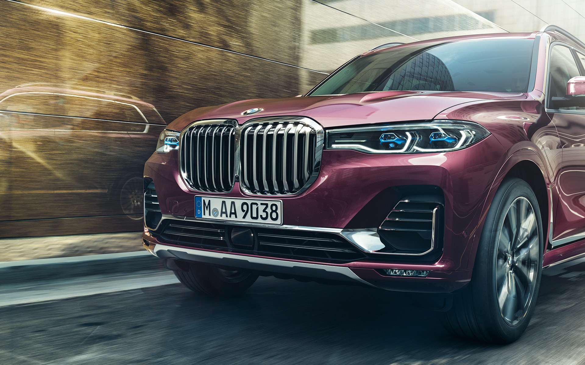 BMW X7 Individual xDrive40i G07 2018, metalliväri Ametrin, kolmen neljäsosan näkymä liikkeellä olevan auton keulasta BMW X7 Individual xDrive40i G07 2018, metalliväri Ametrin, kolmen neljäsosan näkymä liikkeellä olevan auton keulasta
