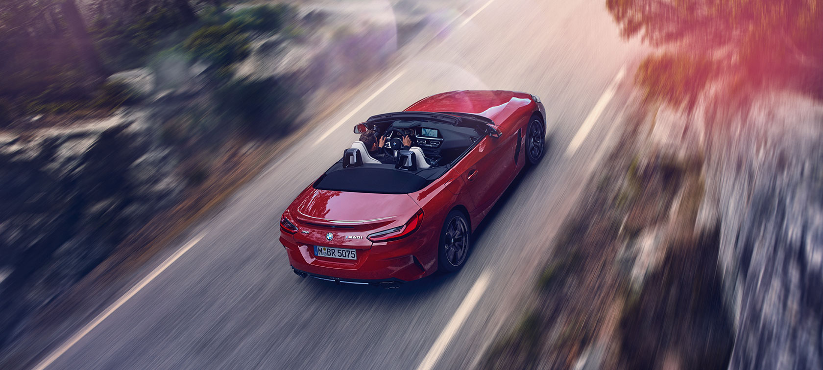 BMW Z4 Roadster lintuperspektiivistä Liikkuva BMW Z4 Roadster lintuperspektiivistä