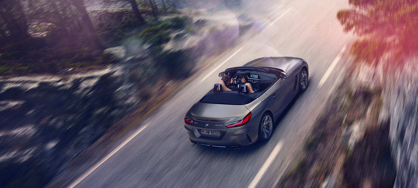 Harmaa BMW Z4 Roadster lintuperspektiivistä Liikkuva harmaa BMW Z4 Roadster lintuperspektiivistä