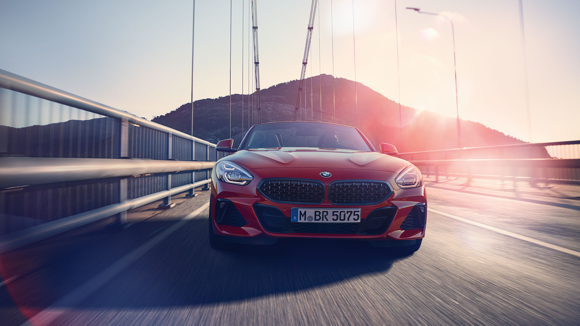 BMW Z4 Roadster sillalla Kuva BMW Z4 Roadsterista edestäpäin sillalla