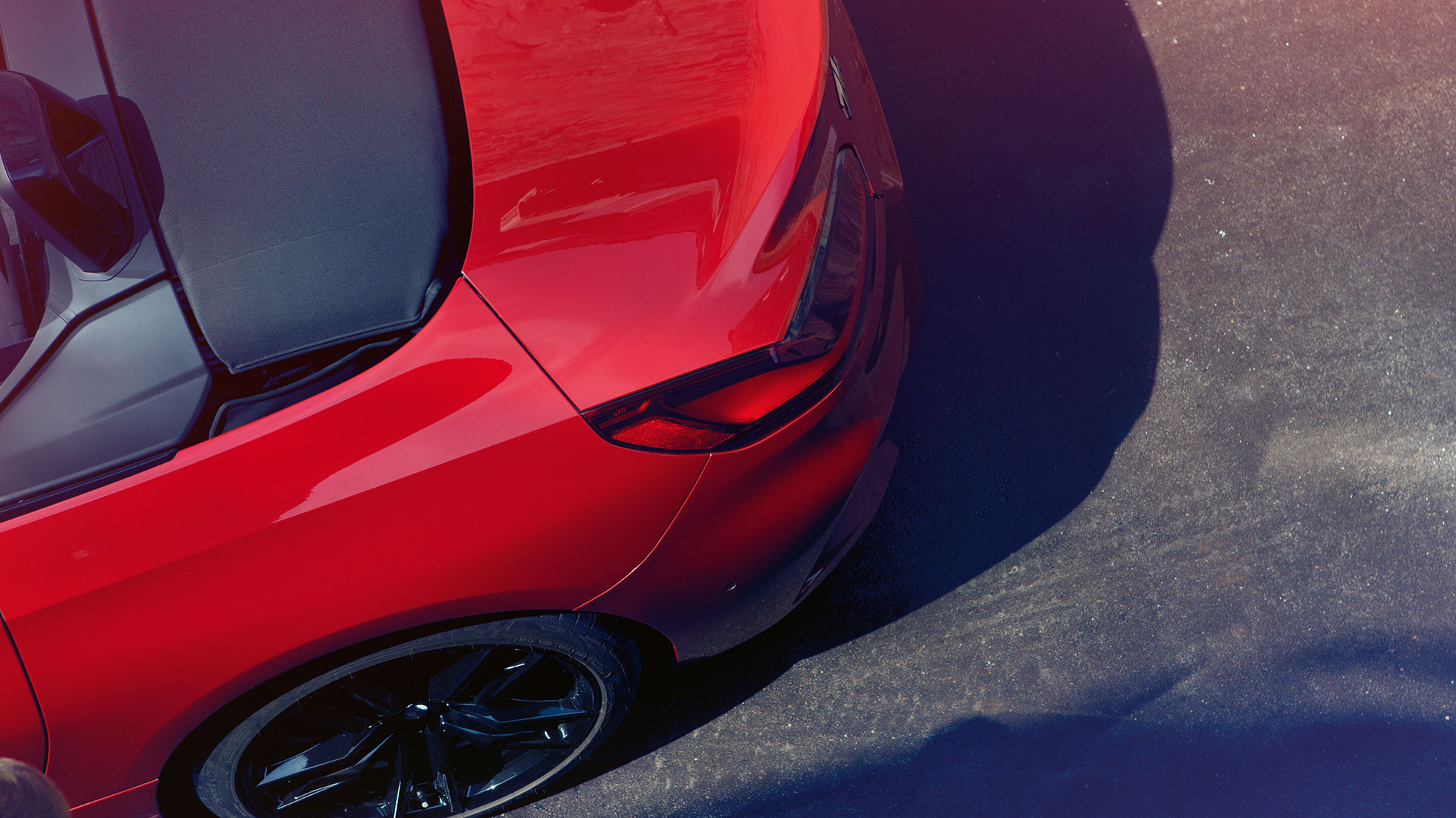 BMW Z4 Roadsterin perä ja takapyörä BMW Z4 Roadsterin perä ja takapyörä lintuperspektiivistä