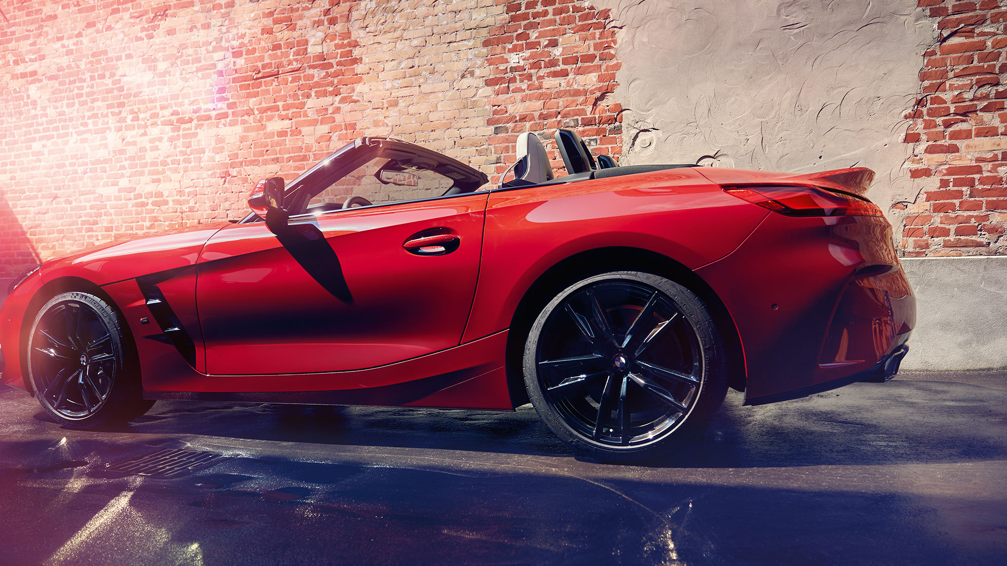 Sivukuva BMW Z4 Roadsterista Sivukuva BMW Z4 Roadsterista tiiliseinää vasten