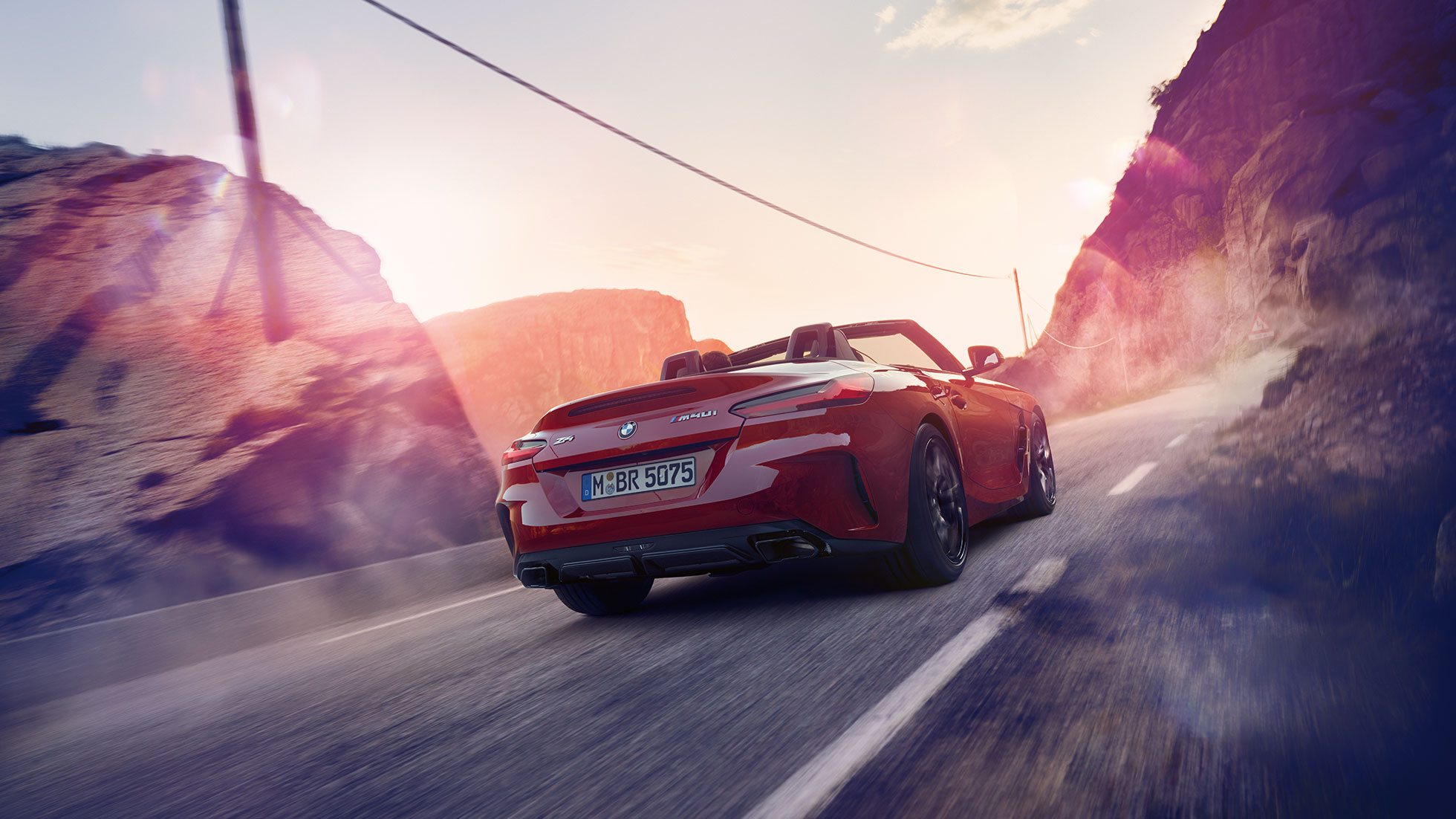 Kuva BMW Z4 Roadsterista takaapäin Kuva BMW Z4 Roadsterista takaapäin maantiellä