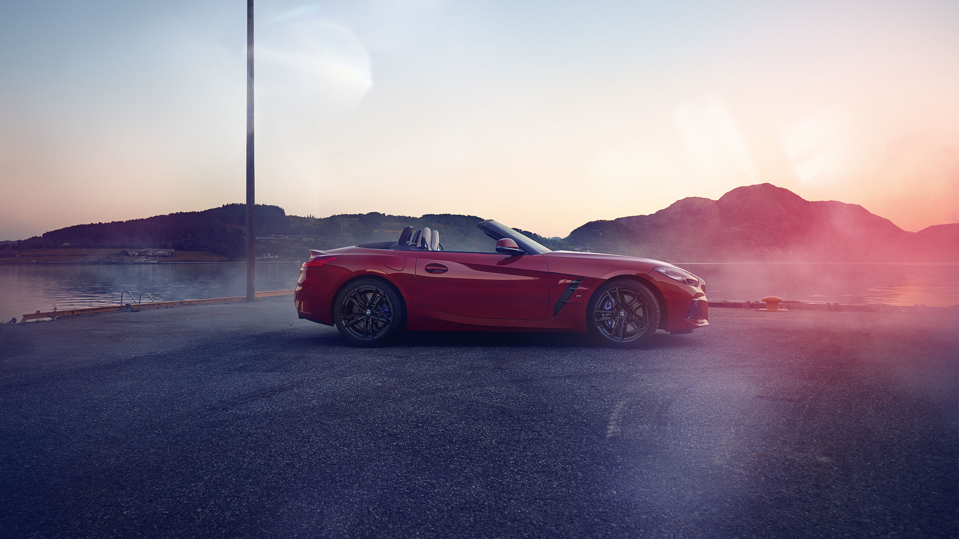 Sivukuva BMW Z4 Roadsterista Sivukuva BMW Z4 Roadsterista vuoristomaisemassa
