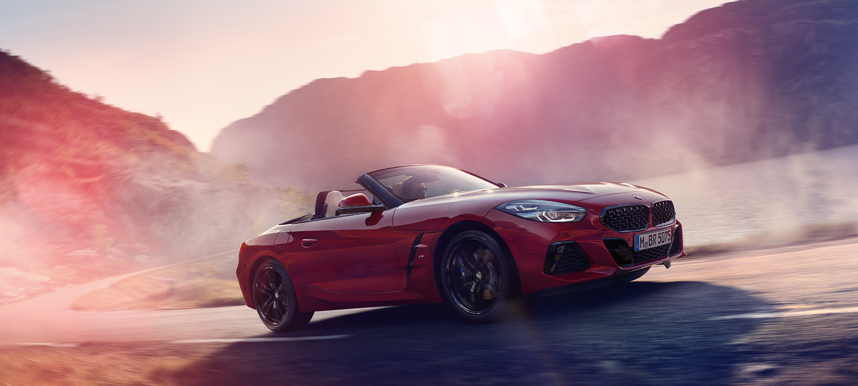 BMW Z4 Roadster liikkeellä BMW Z4 Roadster ylämäessä
