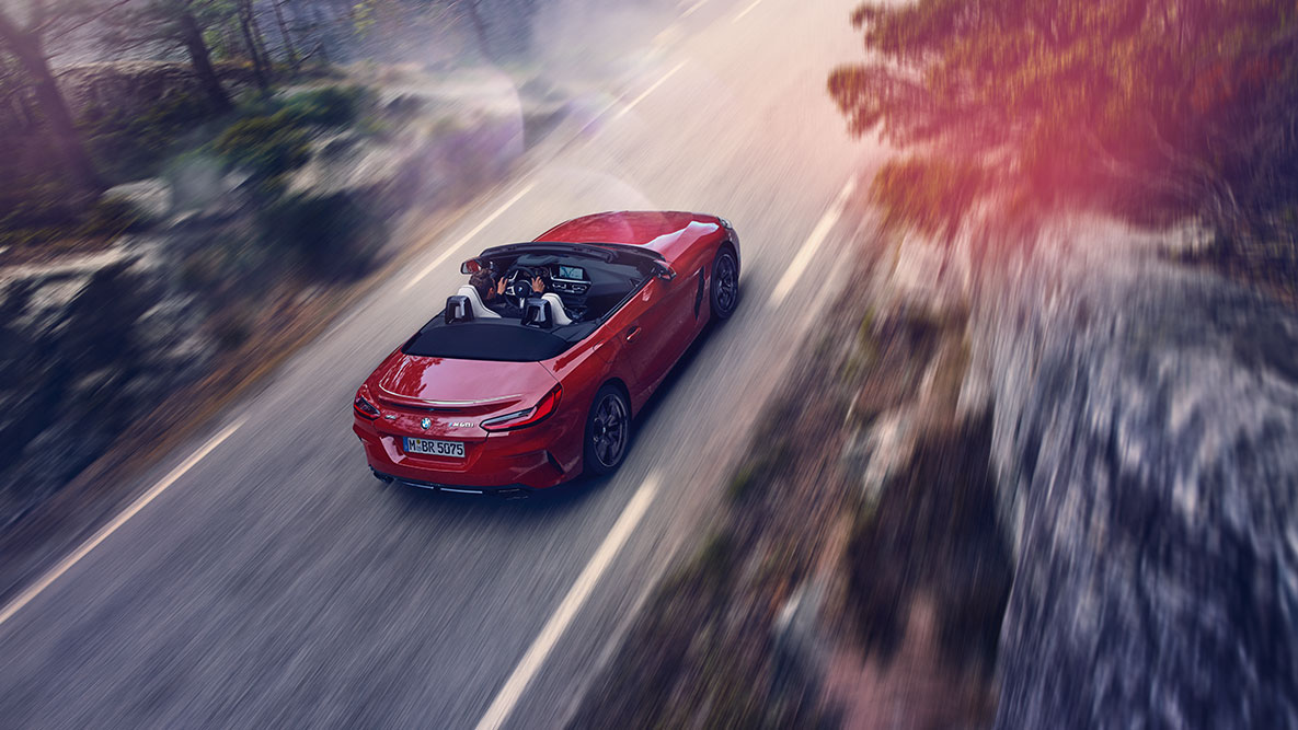 BMW Z4 Roadster liikkeellä Liikkuva BMW Z4 Roadster lintuperspektiivistä
