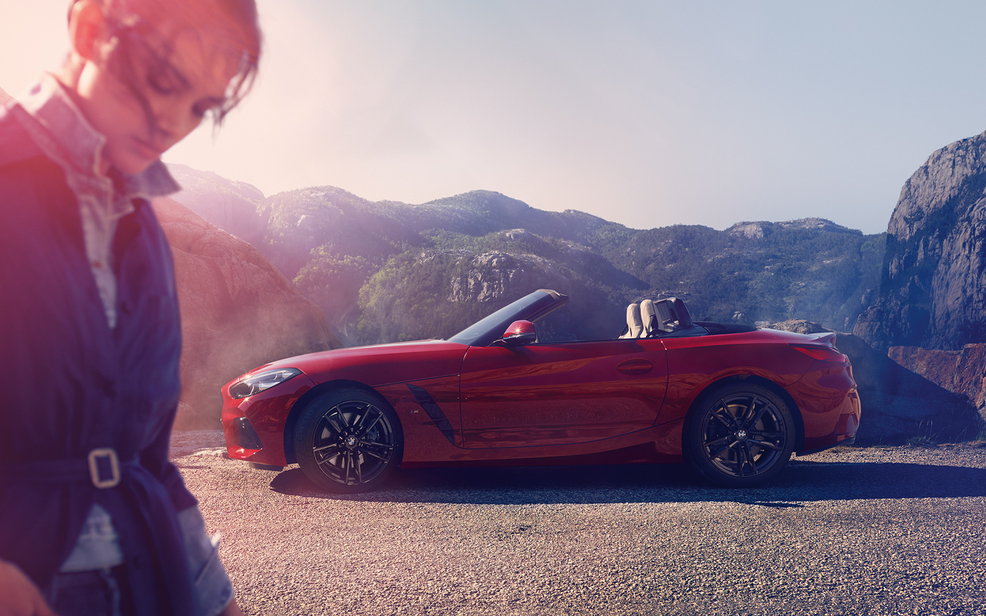 BMW Z4 Roadster (G29) takanaan vuoristomaisema Malli BMW Z4 Roadsterin (G29) edessä takanaan vuoristomaisema