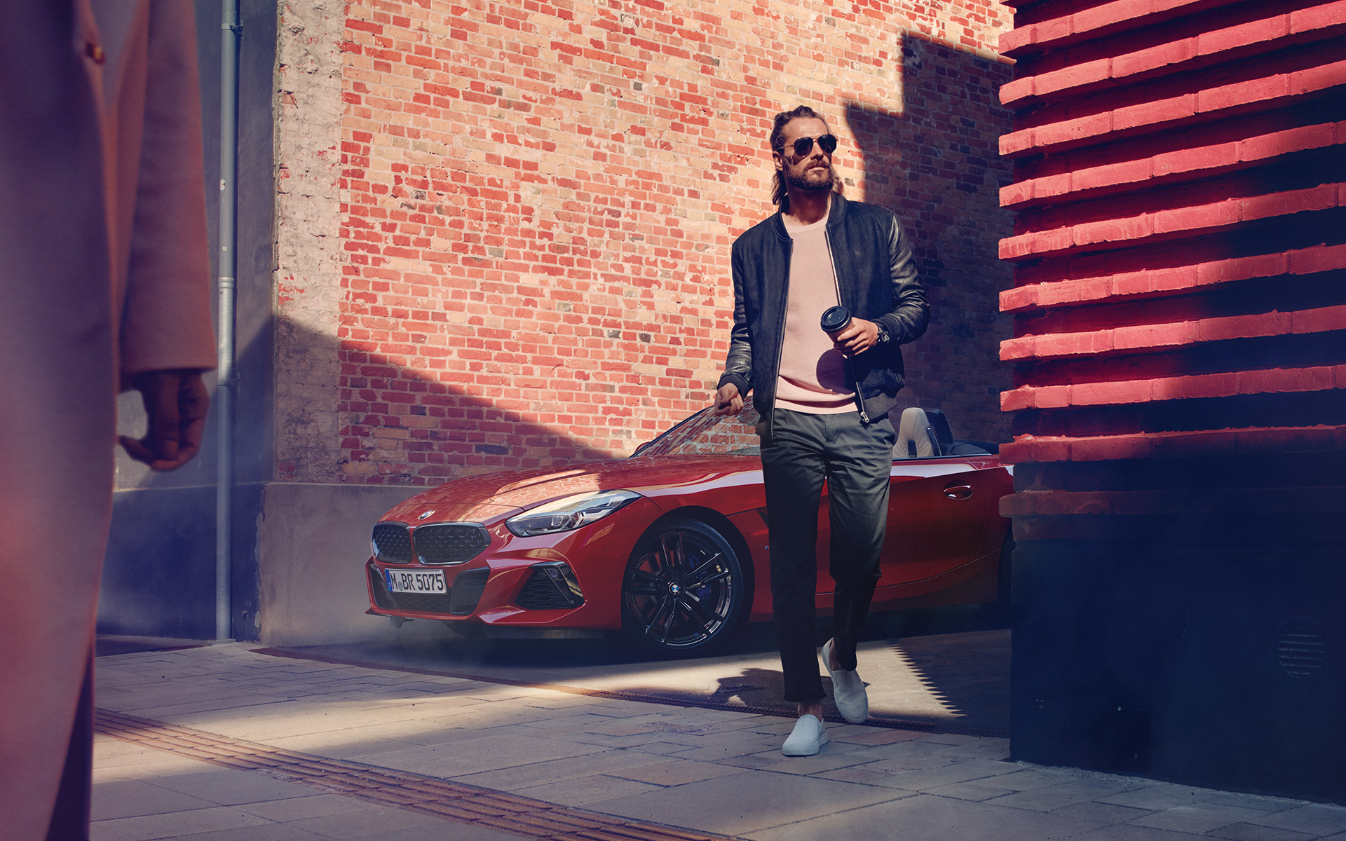 BMW Z4 Roadster (G29) sivukadulla Mies sivukadulla BMW Z4 Roadsterin (G29) edessä