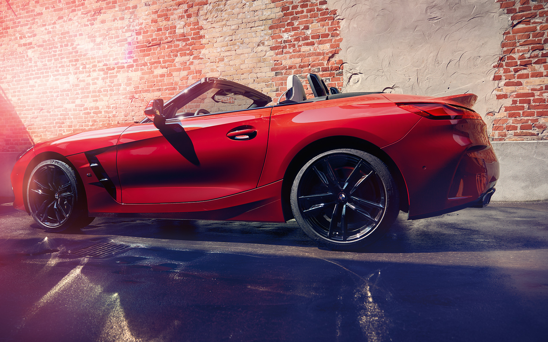 Sivukuva BMW Z4 Roadsterista (G29) Sivukuva BMW Z4 Roadsterista (G29) tiiliseinän edessä