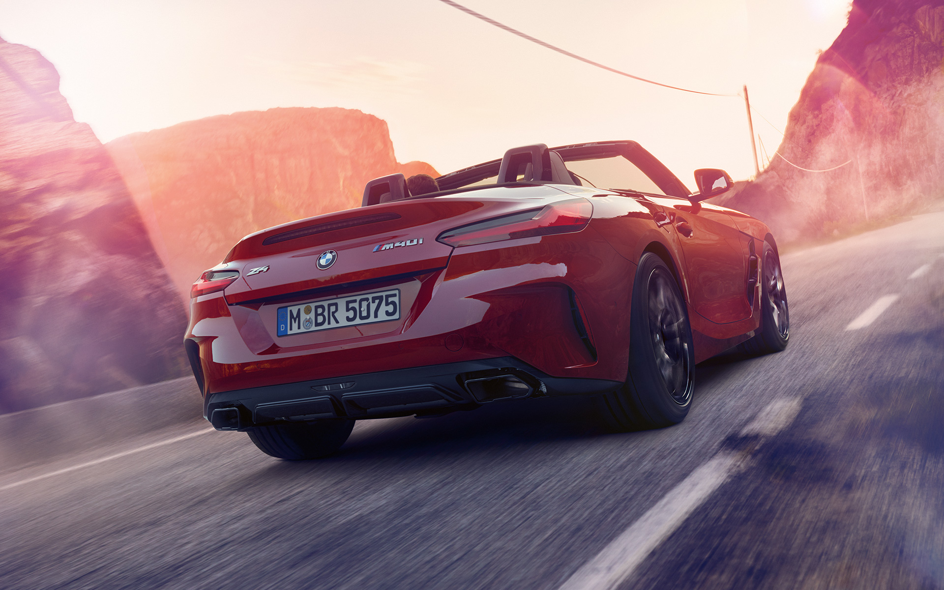 BMW Z4 Roadster (G29) takaa katsottuna BMW Z4 Roadster (G29) takaa katsottuna maantiellä