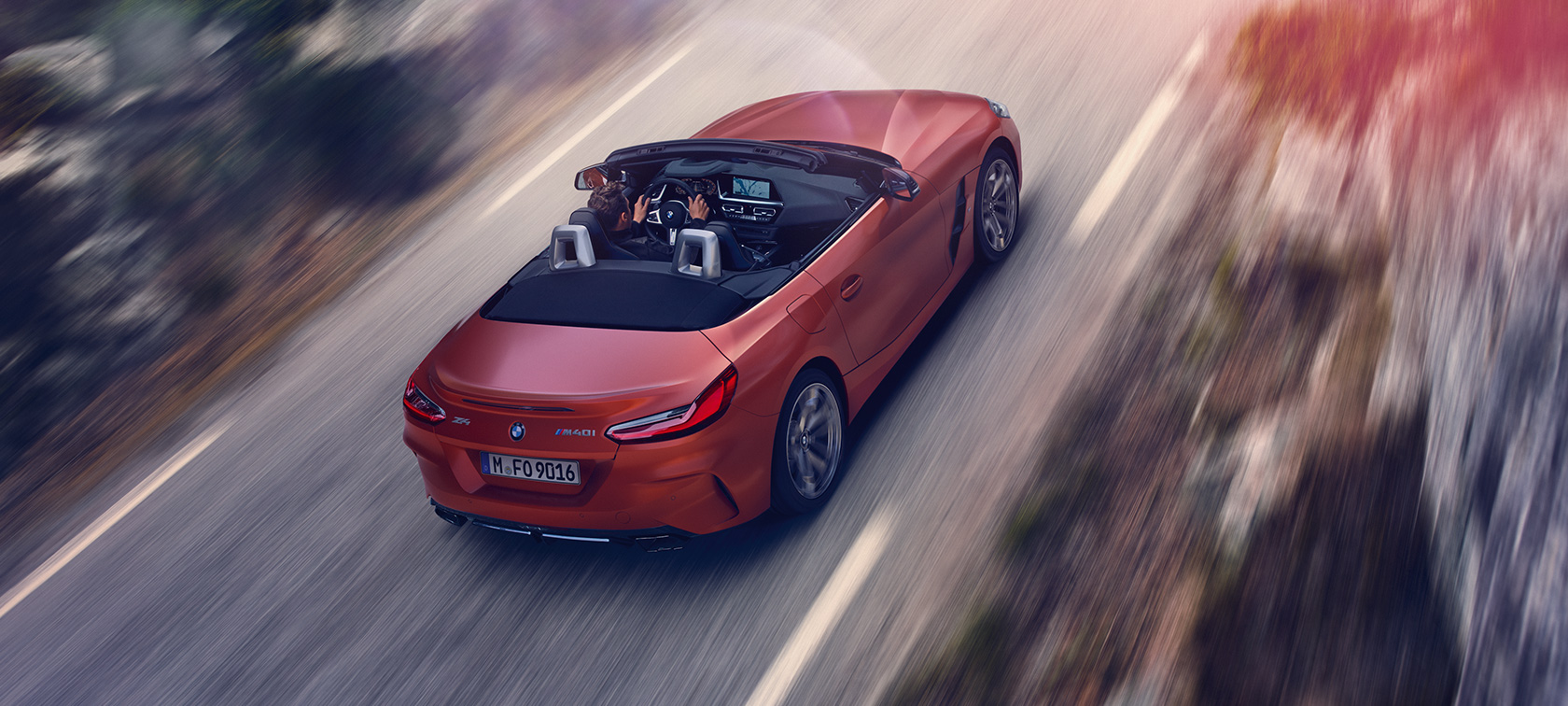 BMW Z4 Roadster (G29), kolmen neljäsosan näkymä liikkeellä olevan auton takaa lintuperspektiivistä BMW Z4 Roadster (G29), kolmen neljäsosan näkymä liikkeellä olevan auton takaa lintuperspektiivistä
