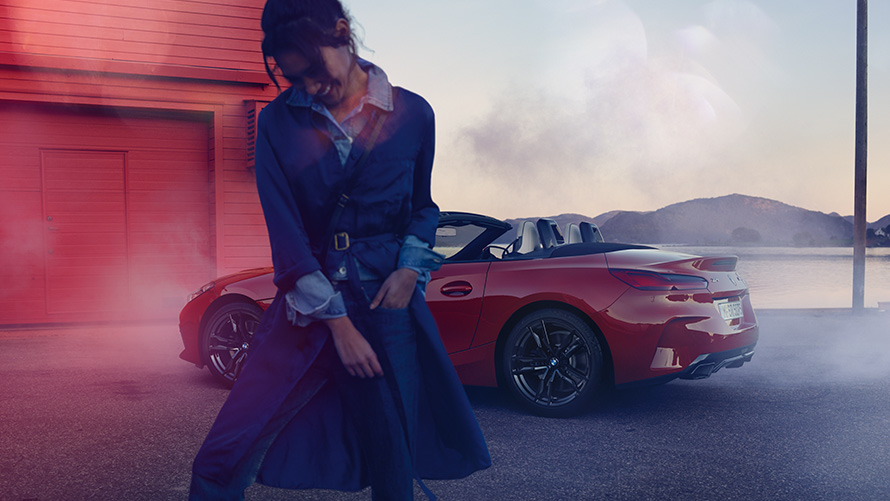 BMW Z4 M40i Roadster G29 kangaskatto avattuna BMW Z4 M40i Roadster G29, kolmen neljäsosan näkymä takaa kangaskatto avattuna, etualalla nainen