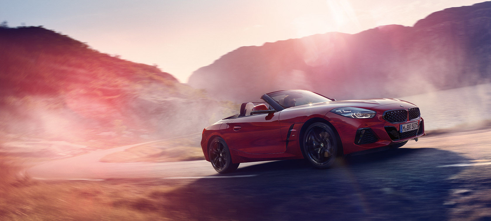 BMW Z4 Roadster (G29) ajamassa ylämäessä