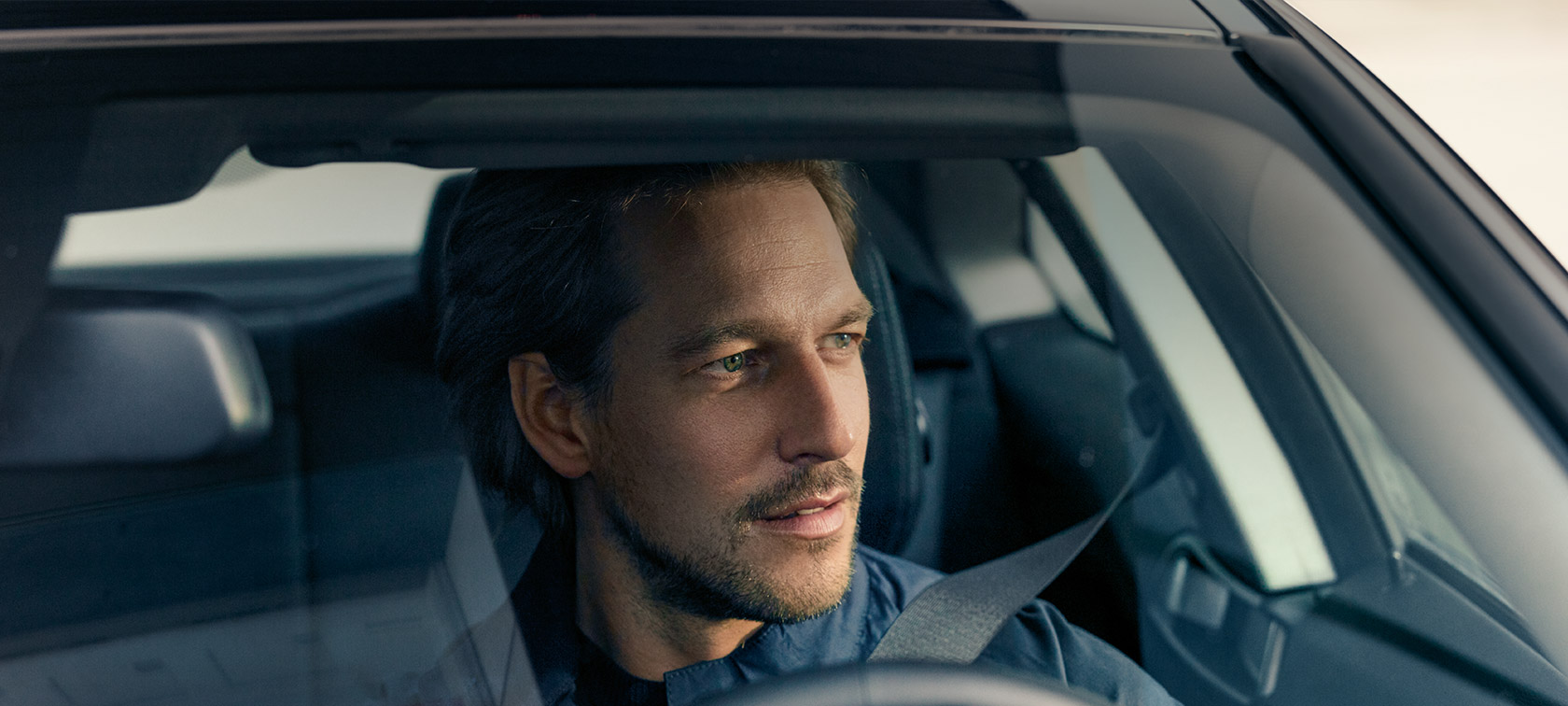 BMW Huolenpitosopimus Mies BMW i4:n edessä rannikolla