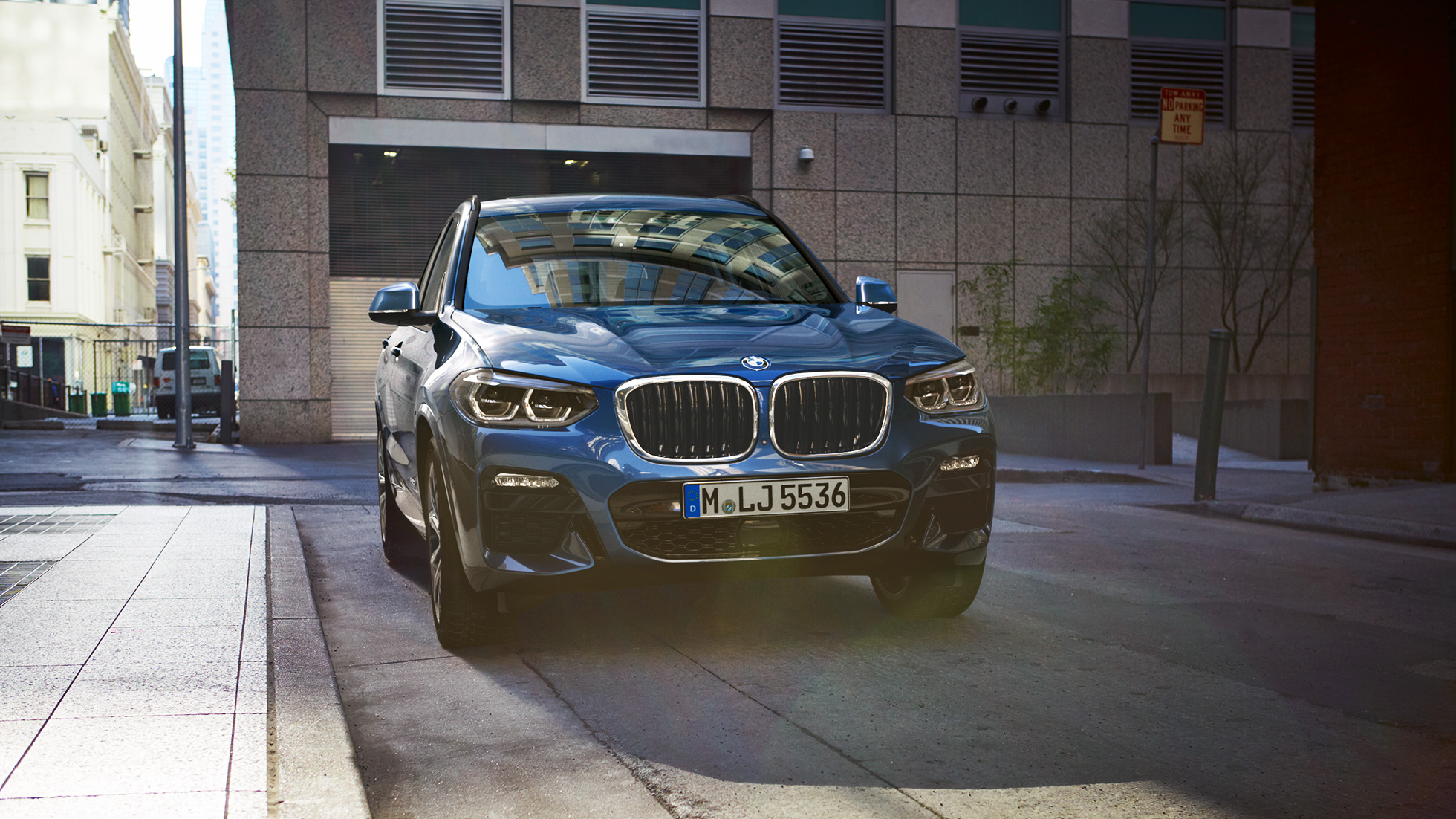 BMW X3 M40i 2020 G01, näkymä pysähdyksissä olevan auton keulasta BMW X3 M40i 2020 G01, näkymä pysähdyksissä olevan auton keulasta kaupunkimaisemassa