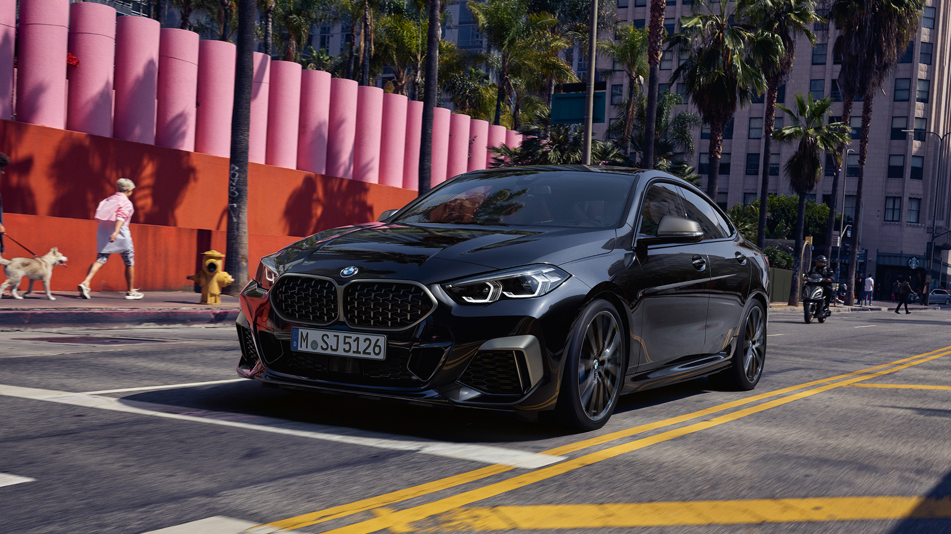 BMW M235i xDrive Gran Coupé F44, kolmen neljäsosan näkymä pysähdyksissä olevan auton keulasta BMW M235i xDrive Gran Coupé 2020 metalliväri Black Sapphire F44, kolmen neljäsosan näkymä pysähdyksissä olevan auton keulasta