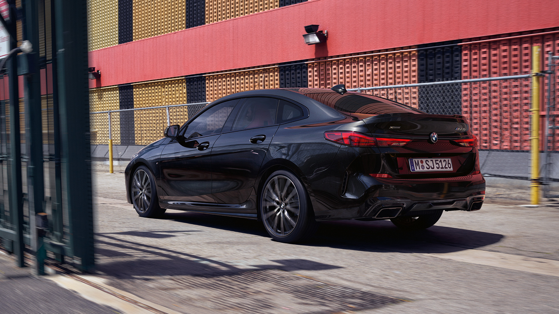 BMW M235i xDrive Gran Coupé F44, kolmen neljäsosan näkymä pysähdyksissä olevan auton perästä BMW M235i xDrive Gran Coupé 2020 metalliväri Black Sapphire F44, kolmen neljäsosan näkymä pysähdyksissä olevan auton perästä