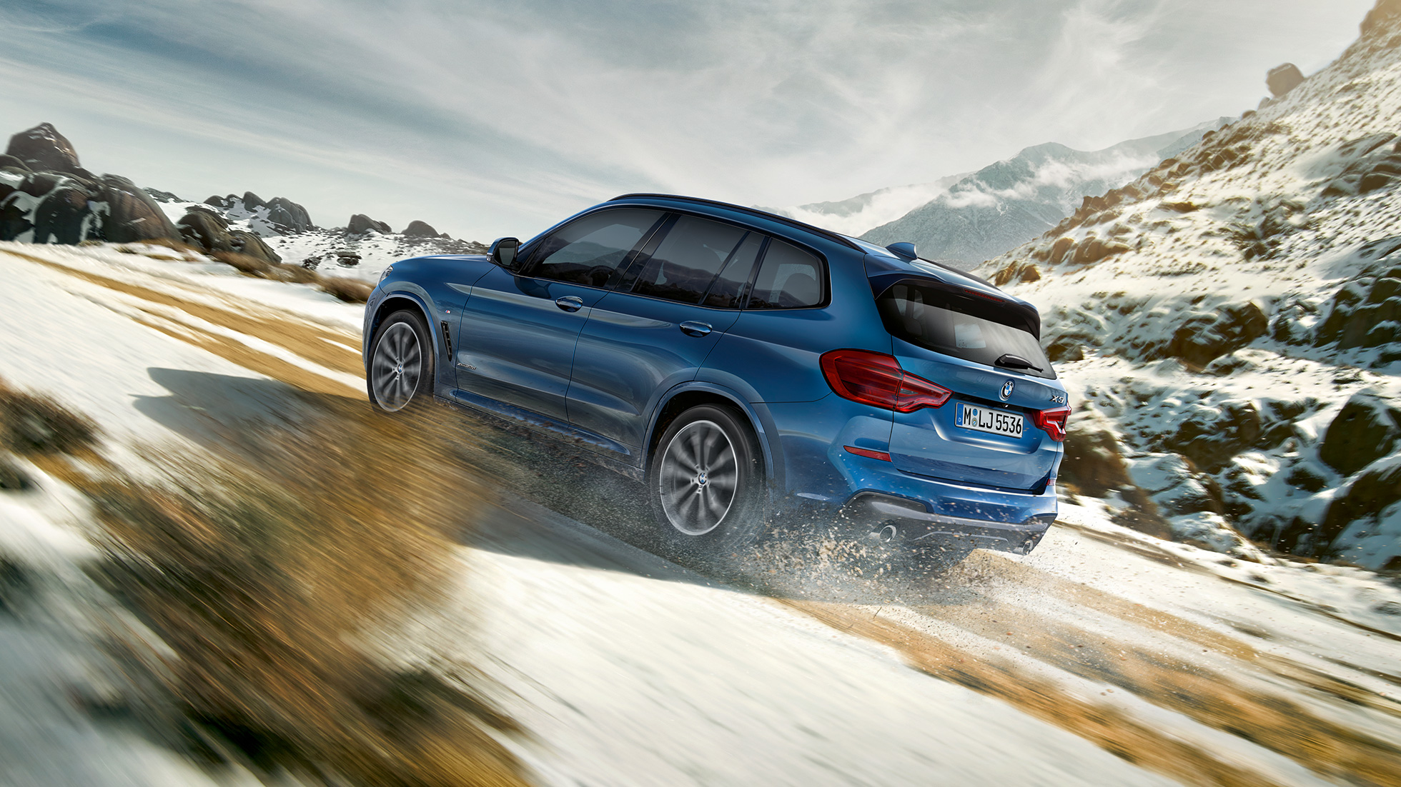 BMW X3 M40i 2020 G01, kolmen neljäsosan näkymä liikkeellä olevan auto perästä BMW X3 M40i 2020 G01, kolmen neljäsosan näkymä serpentiinitietä ylöspäin ajavan auton perästä