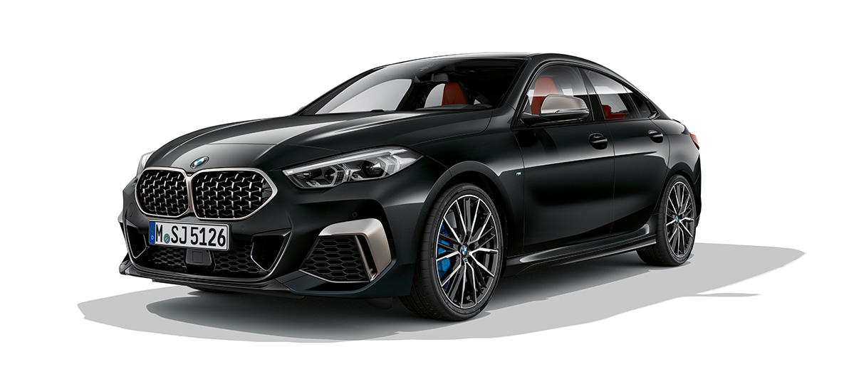 BMW M235i xDrive Gran Coupé, kolmen neljäsosan näkymä keulasta BMW M235i xDrive Gran Coupé 2020 metalliväri Black Sapphire F44, kolmen neljäsosan näkymä keulasta