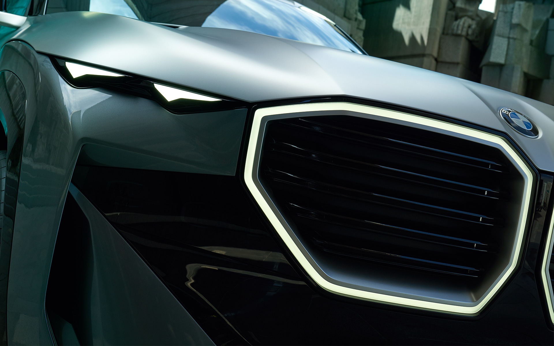 BMW Concept XM (G09) pysähtyneenä edestä katsottuna, lähikuva jäähdyttimen säleiköstä BMW Concept XM (G09) pysähtyneenä edestä katsottuna, lähikuva jäähdyttimen säleiköstä
