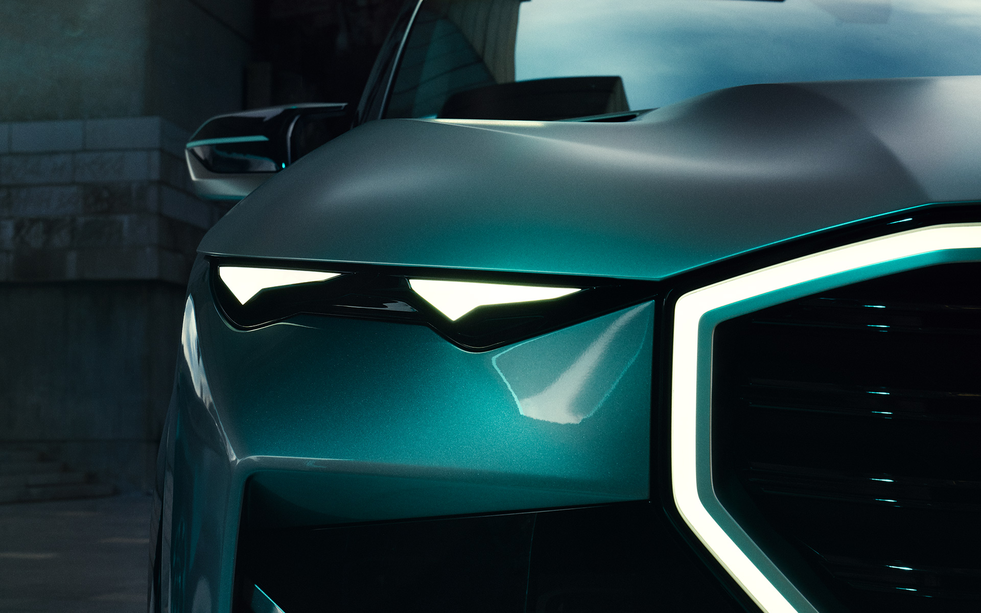 BMW Concept XM (G09) pysähtyneenä edestä katsottuna, lähikuva ajovaloista BMW Concept XM (G09) pysähtyneenä edestä katsottuna, lähikuva ajovaloista