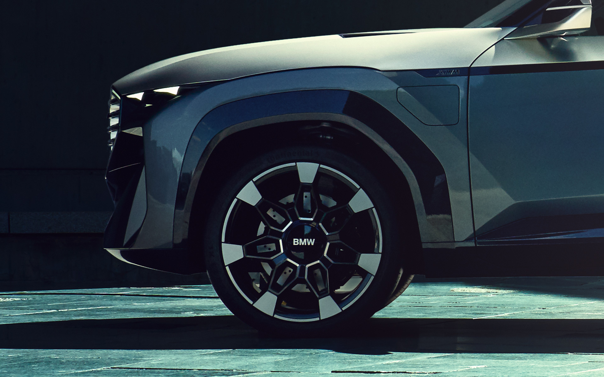 BMW Concept XM (G09), sivukuva pysähtyneestä autosta, lähikuva vanteista BMW Concept XM (G09), sivukuva pysähtyneestä autosta, lähikuva vanteista