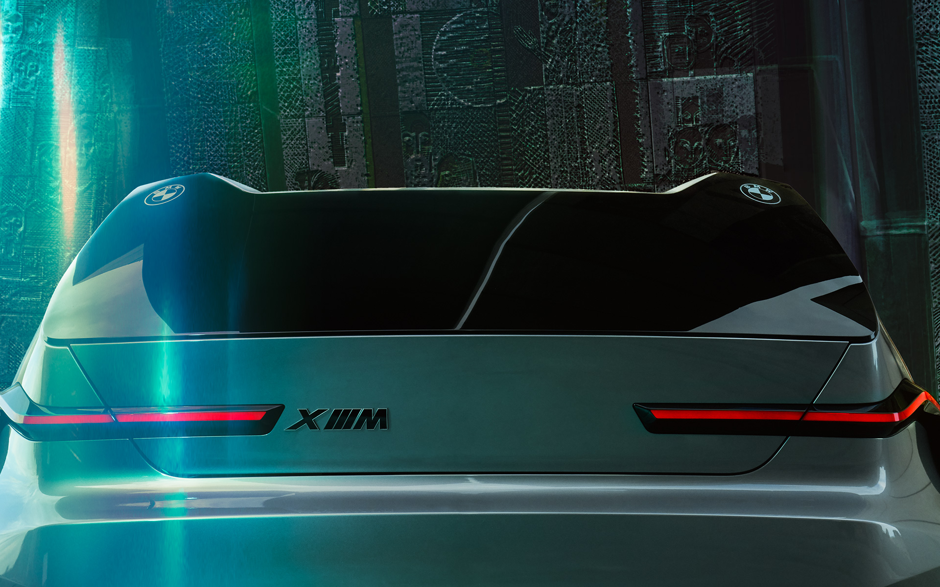 BMW Concept XM (G09) takaa katsottuna, lähikuva takaikkunasta BMW Concept XM (G09) takaa katsottuna, lähikuva takaikkunasta